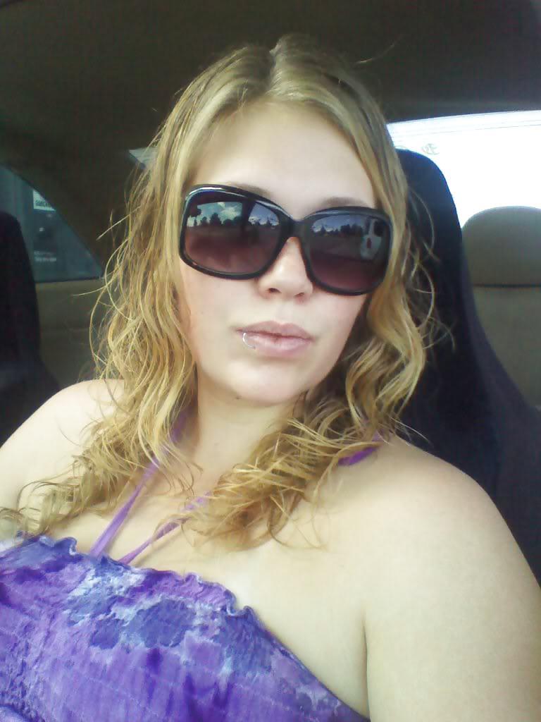 25P Blonde showing her big ass and pussy