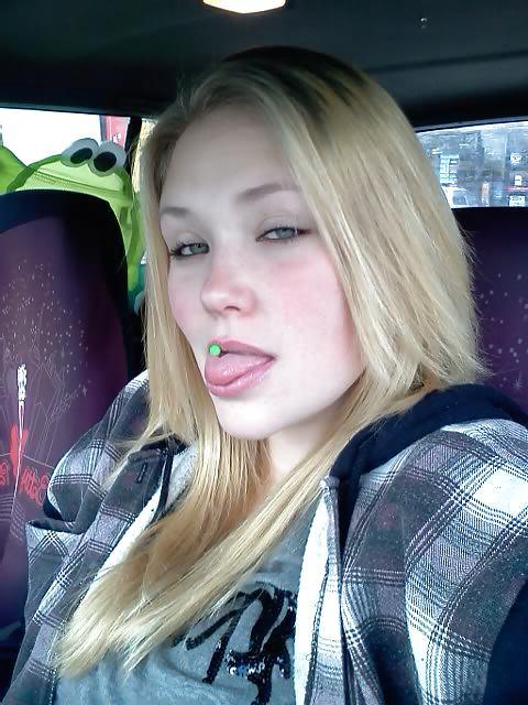 25P Blonde showing her big ass and pussy