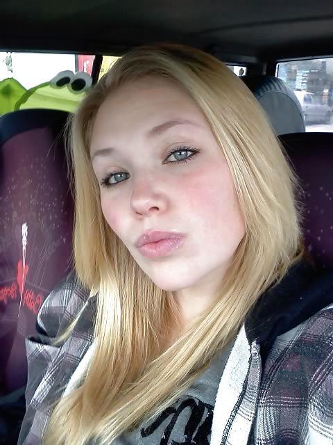 25P Blonde showing her big ass and pussy