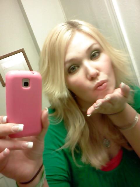 25P Blonde showing her big ass and pussy