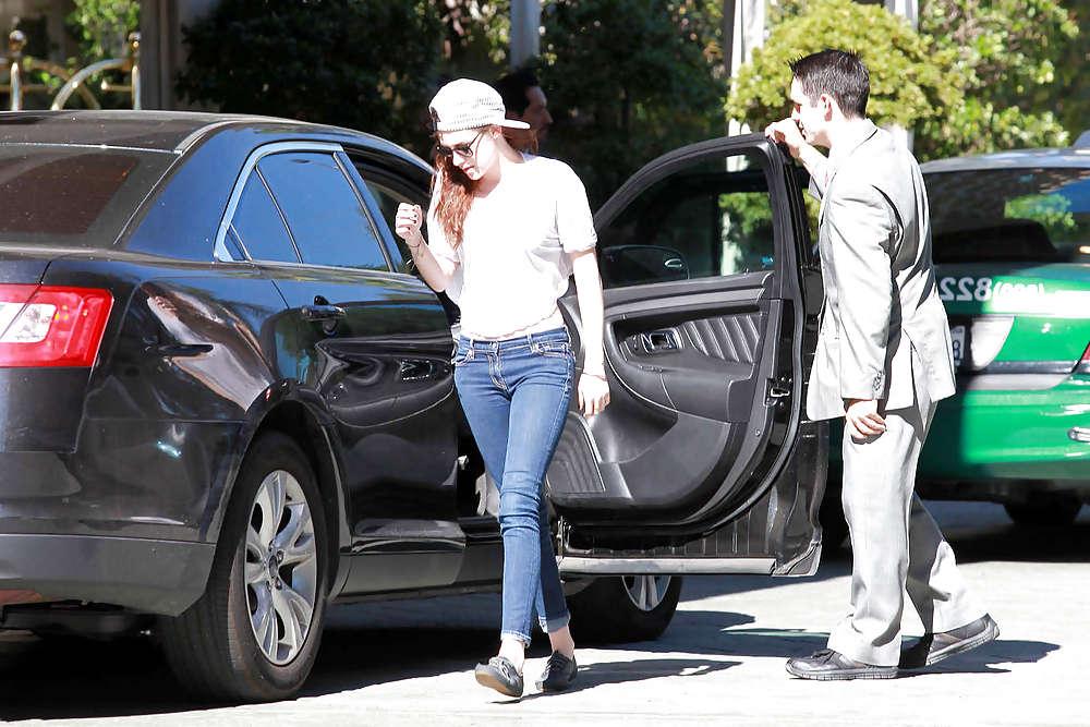 8P Kristen Stewart - Backwards Crop Top & Cap
