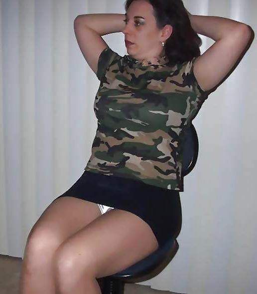 15P CELEBS UPSKIRT SHOWS