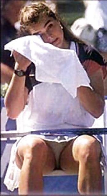 15P CELEBS UPSKIRT SHOWS