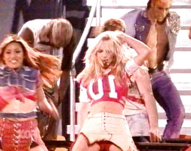15P CELEBS UPSKIRT SHOWS