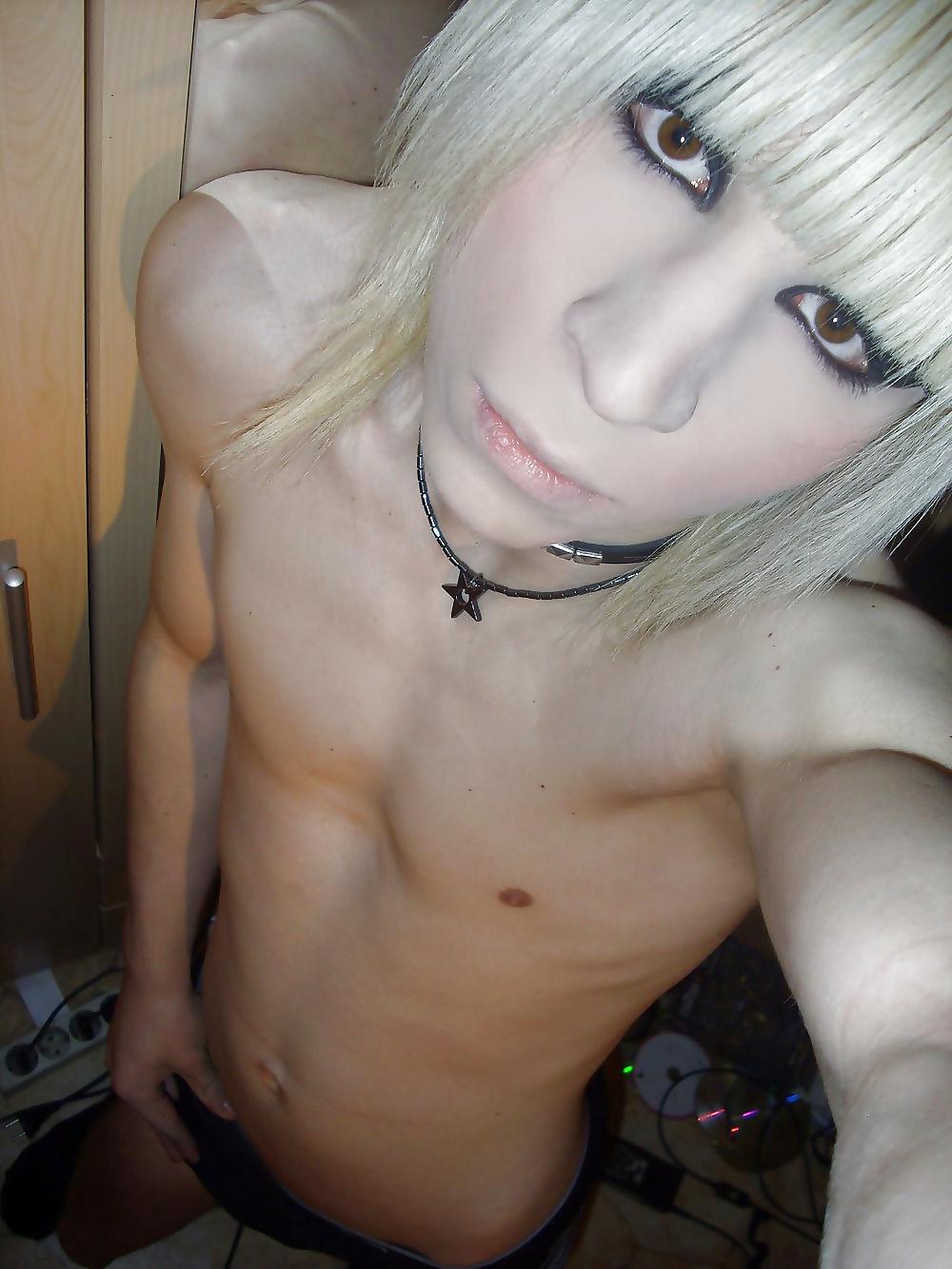 25P Mom sissifies son