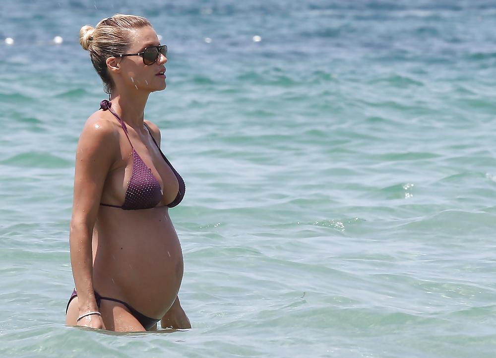 20P Hot Pregnant Celeb Michelle Hunziker in Bikini 3 German