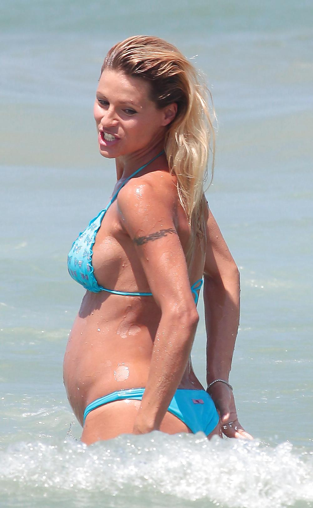 20P Hot Pregnant Celeb Michelle Hunziker in Bikini 3 German