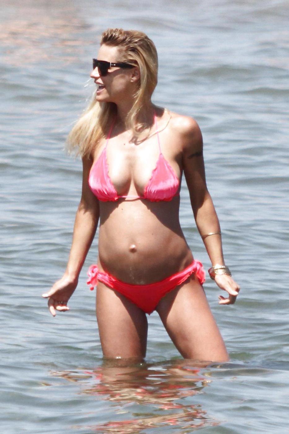 19P Pregnant Celeb Michelle Hunziker in SEXY Bikinis German