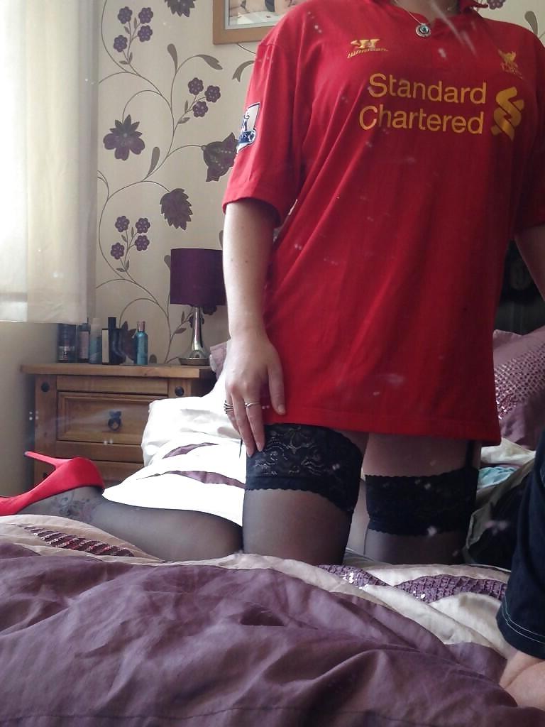 5P Sexy UK Soccer Mum Flashing Pussy