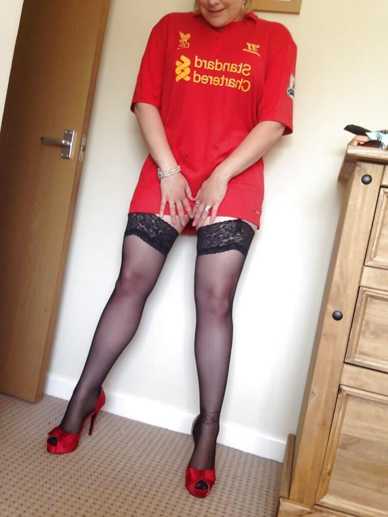 5P Sexy UK Soccer Mum Flashing Pussy