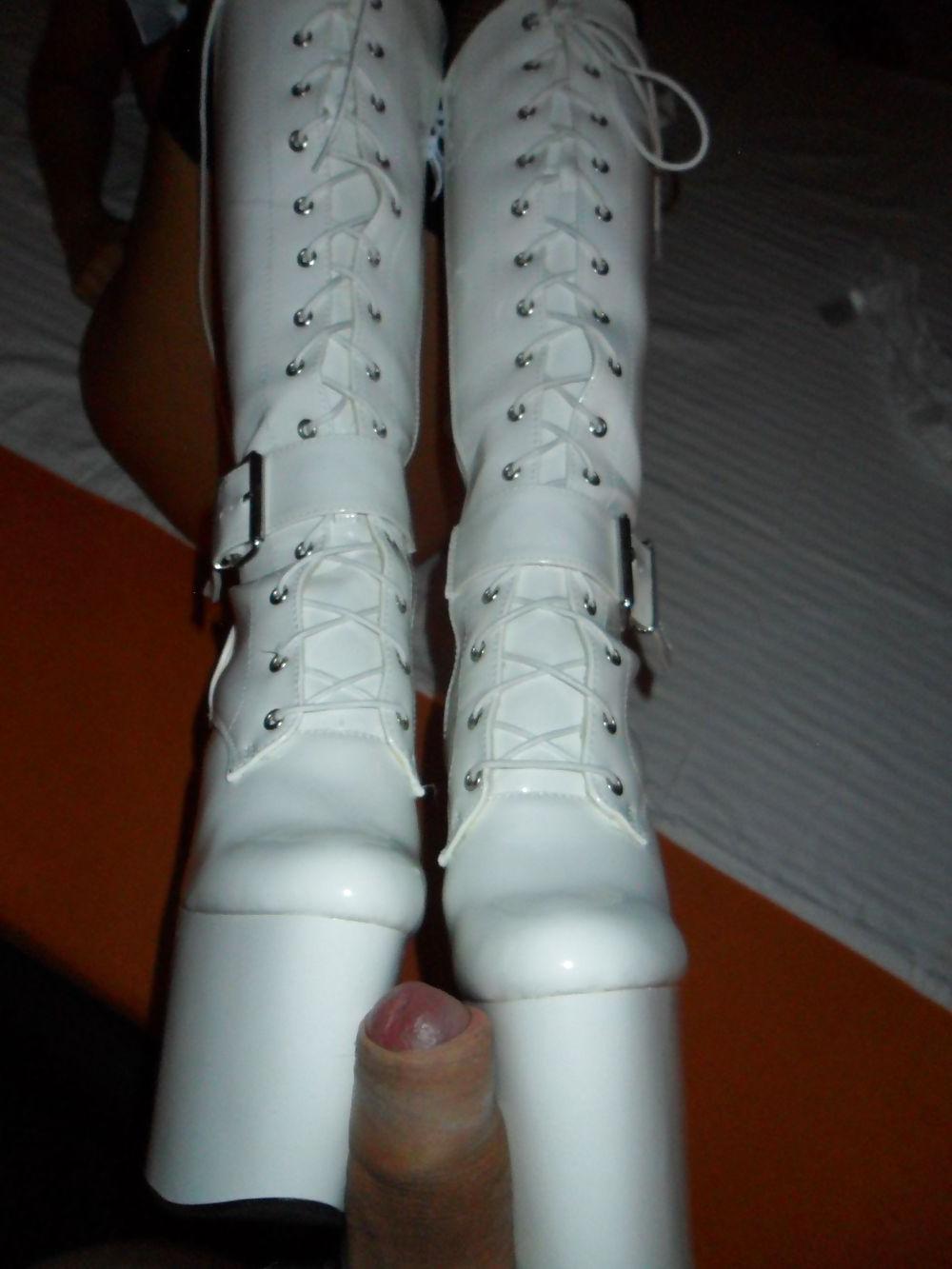 20P White boots