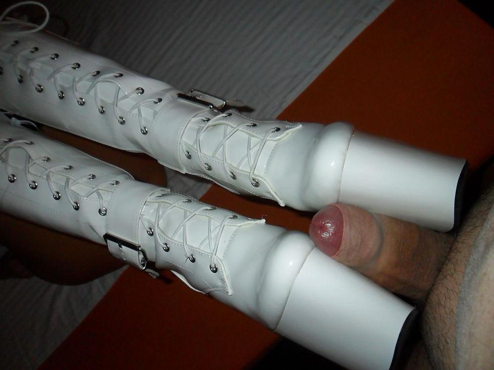 20P White boots