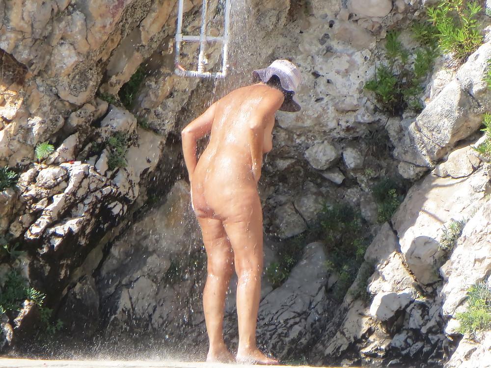 6P Kroatische Strandmilf beim Duschen