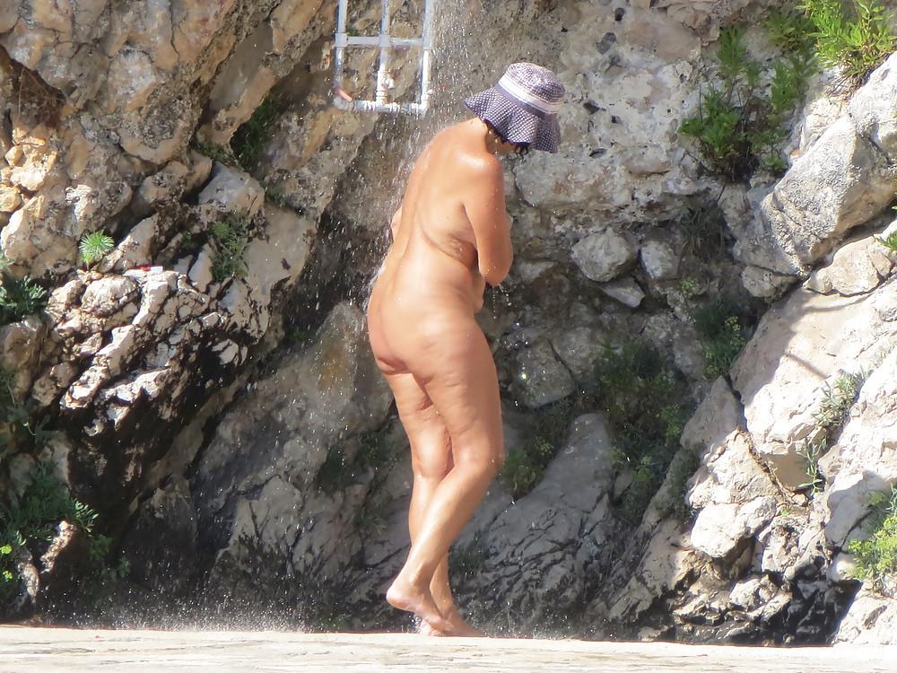 6P Kroatische Strandmilf beim Duschen