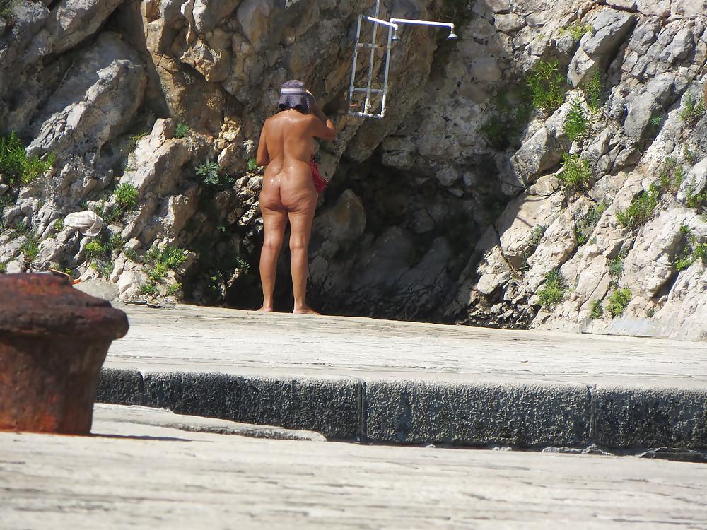 6P Kroatische Strandmilf beim Duschen