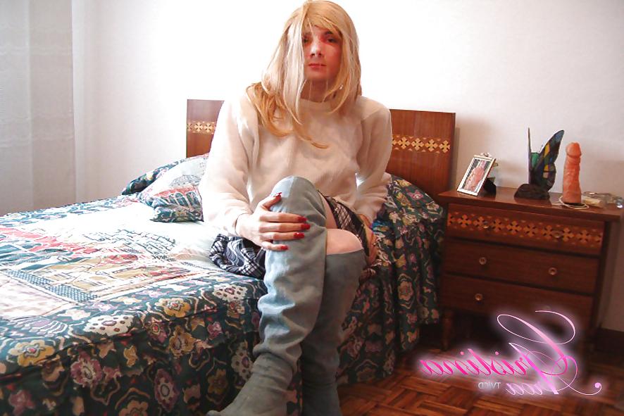 25P Crossdressing, posing and anal insertions...