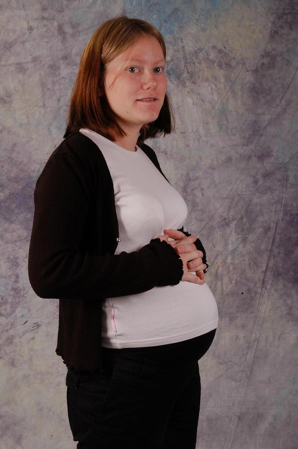 17P NICE PREGGO GERMAN GIRL