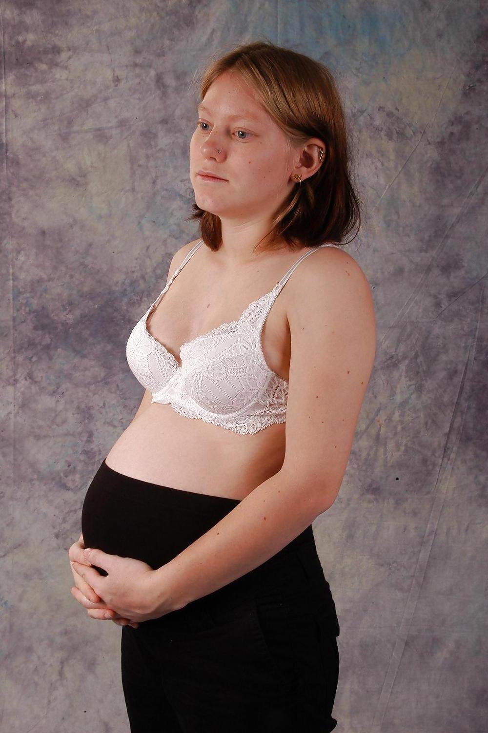 17P NICE PREGGO GERMAN GIRL