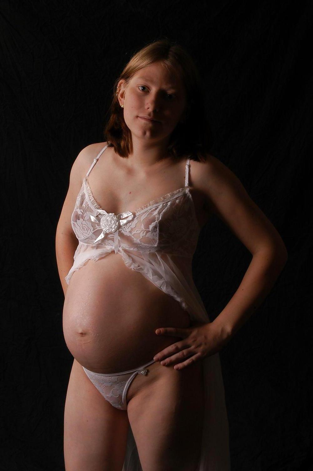 17P NICE PREGGO GERMAN GIRL