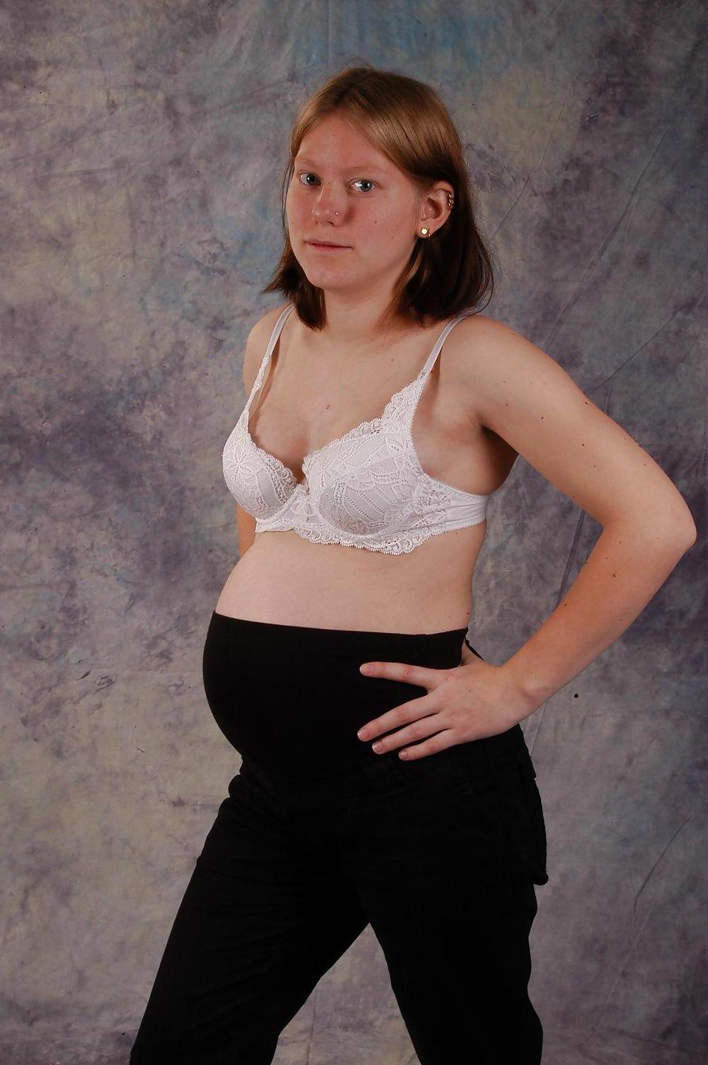17P NICE PREGGO GERMAN GIRL