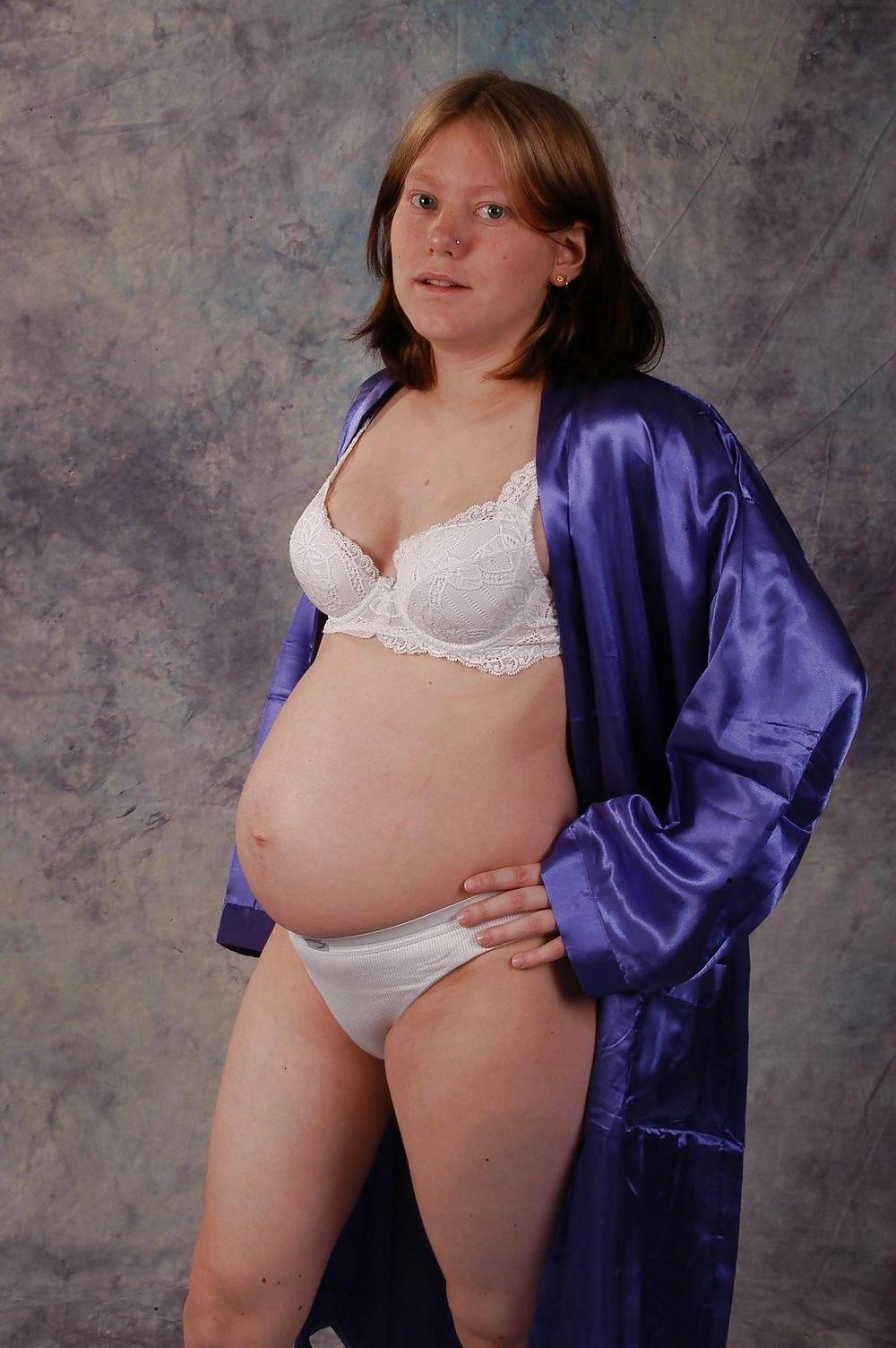 17P NICE PREGGO GERMAN GIRL