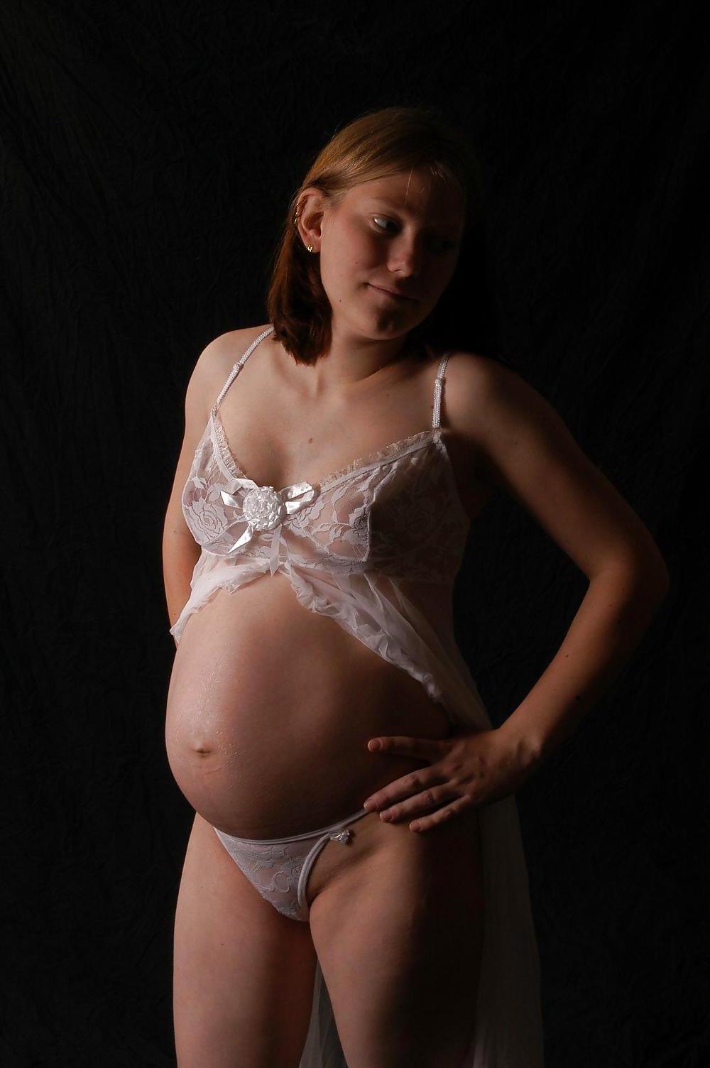 17P NICE PREGGO GERMAN GIRL