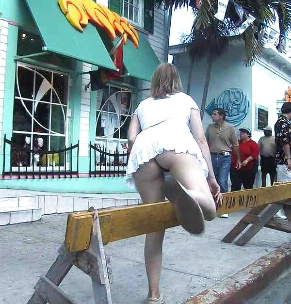 8P CELEBS UPSKIRT PUSSY SHOTS