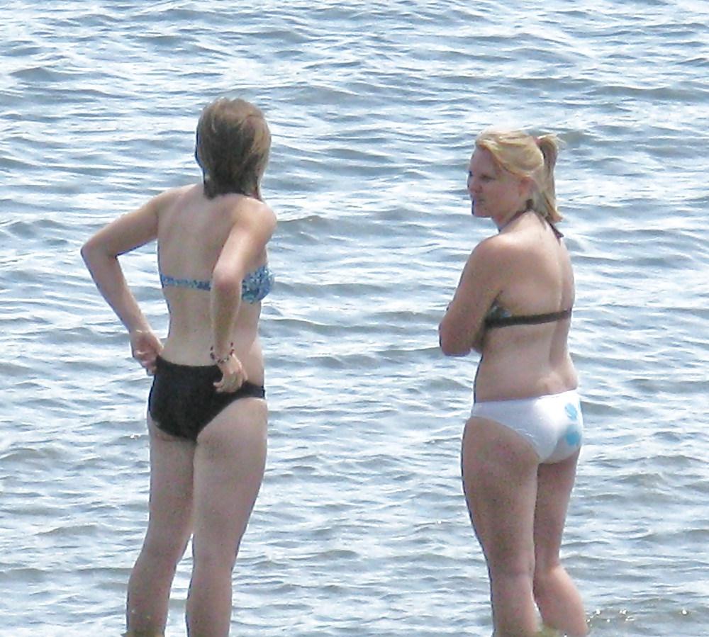 10P Like to Spy at the beach