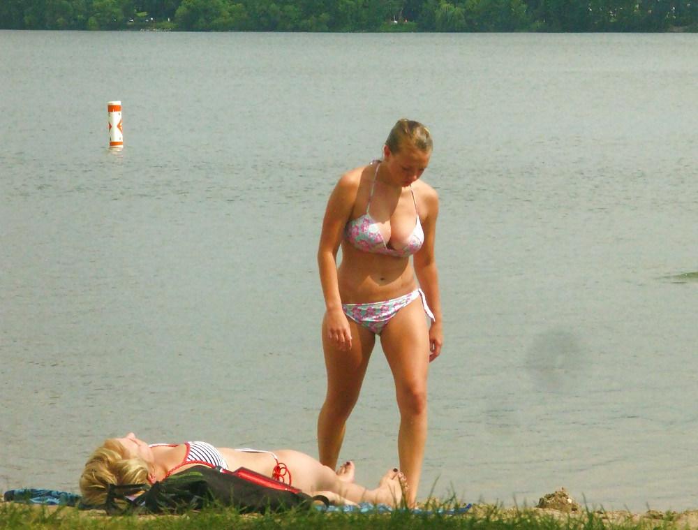10P Like to Spy at the beach