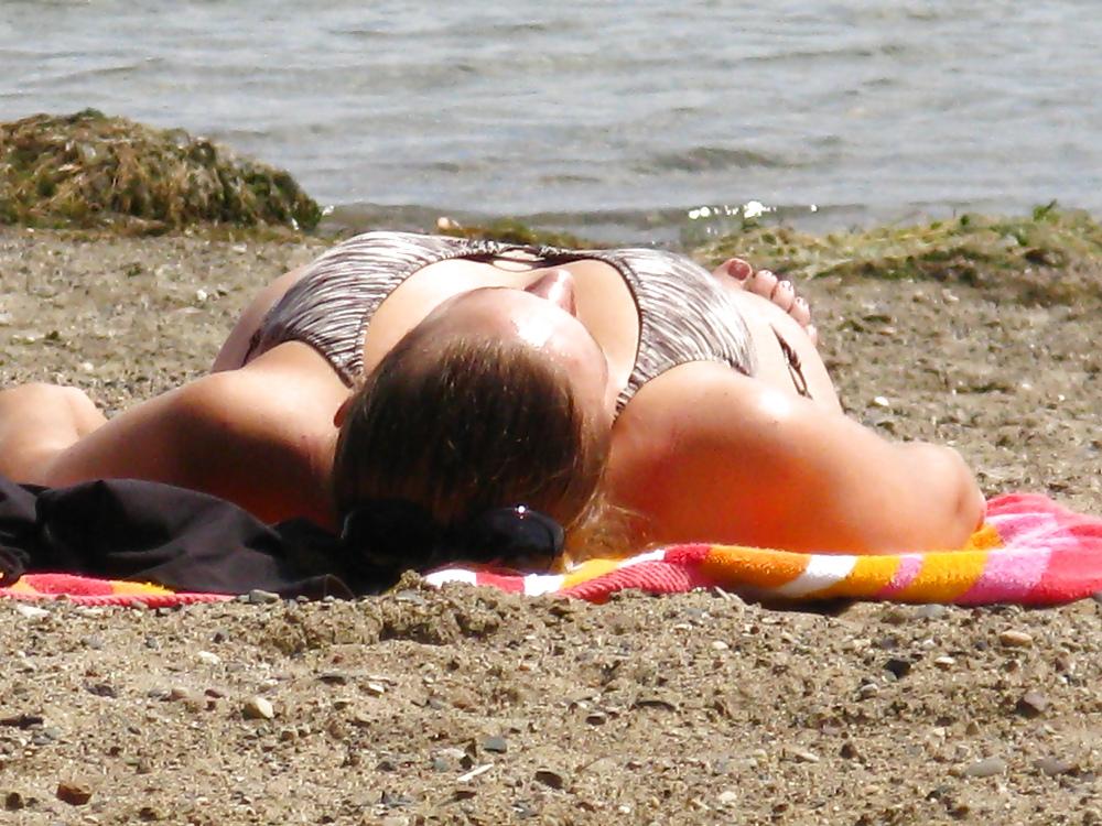 10P Like to Spy at the beach