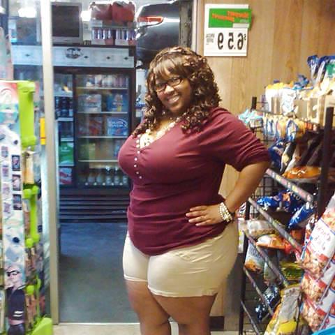 7P Chick i met at corner store thick ass