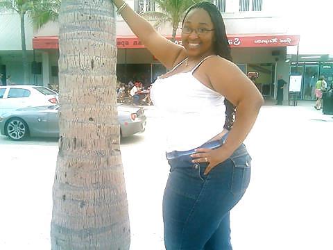 7P Chick i met at corner store thick ass
