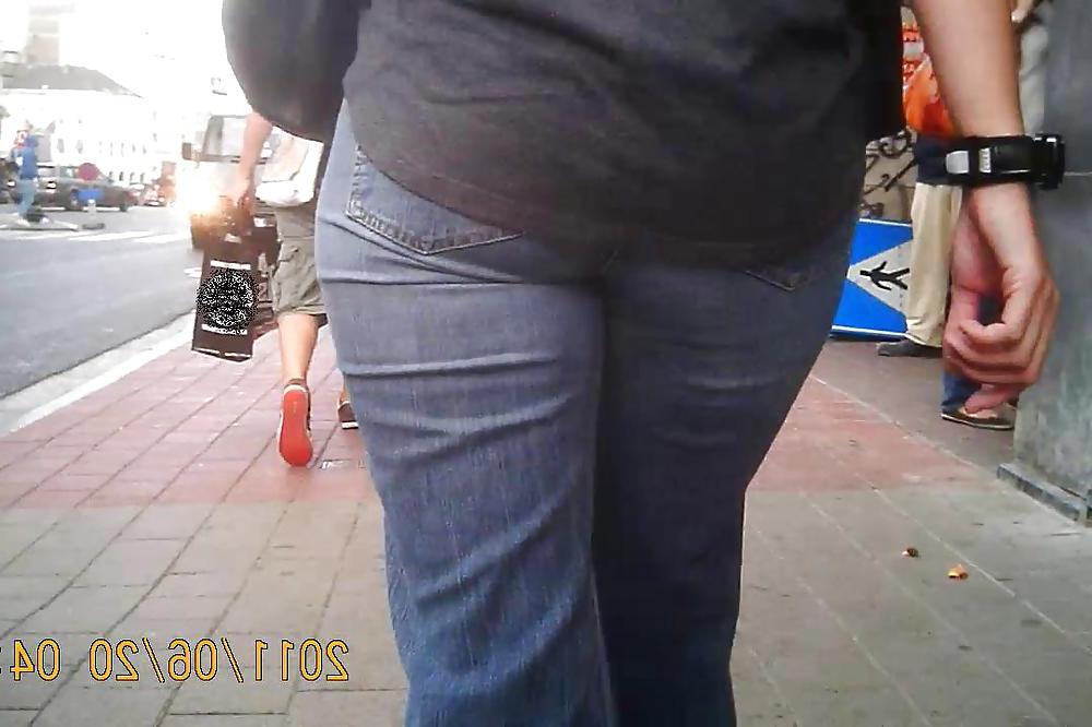 11P White Milf Street Ass