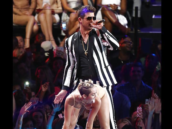 25P Miley Cyrus Stripper Posing at VMA 2013 Gallery 1