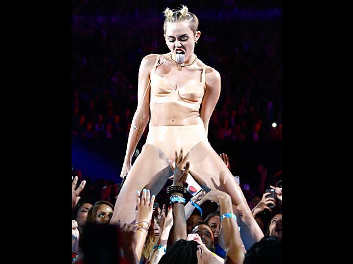 25P Miley Cyrus Stripper Posing at VMA 2013 Gallery 1