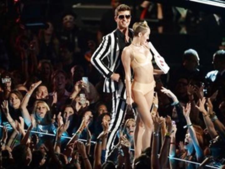 25P Miley Cyrus Stripper Posing at VMA 2013 Gallery 1