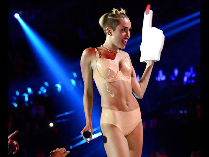 25P Miley Cyrus Stripper Posing at VMA 2013 Gallery 1