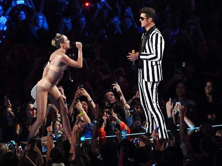 25P Miley Cyrus Stripper Posing at VMA 2013 Gallery 1
