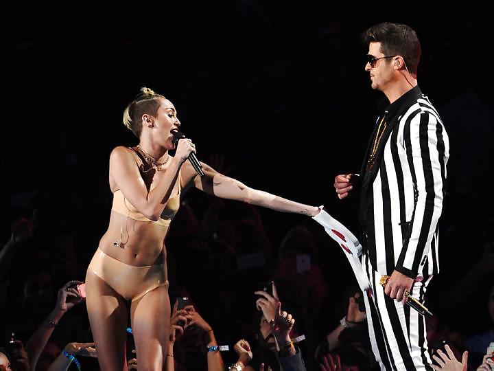 25P Miley Cyrus Stripper Posing at VMA 2013 Gallery 1