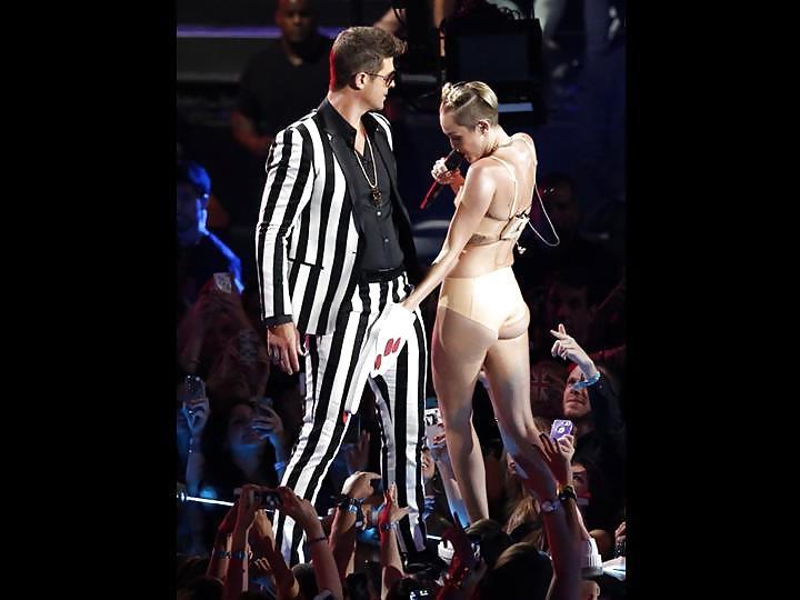25P Miley Cyrus Stripper Posing at VMA 2013 Gallery 1