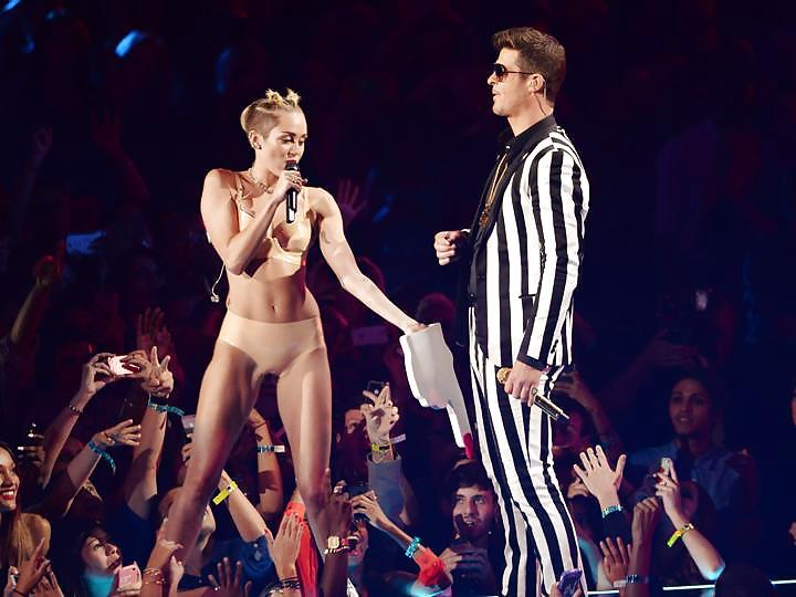 25P Miley Cyrus Stripper Posing at VMA 2013 Gallery 1