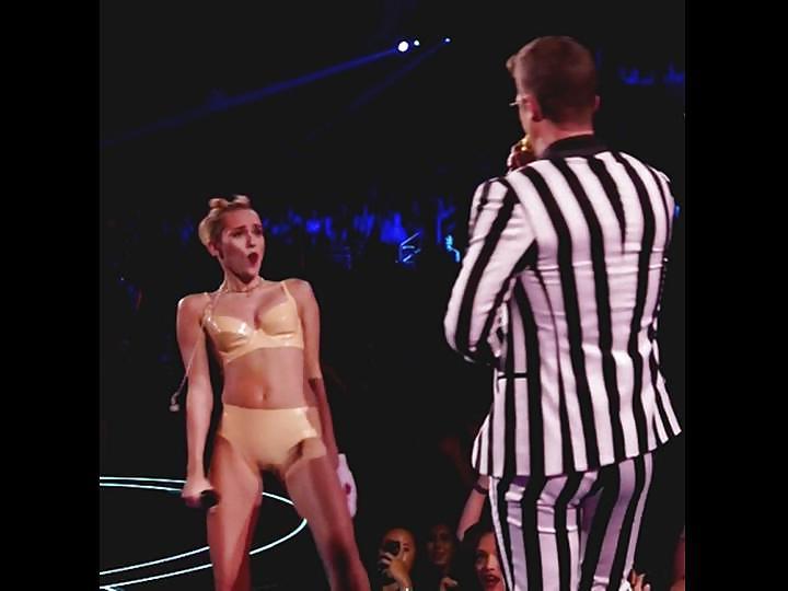 25P Miley Cyrus Stripper Posing at VMA 2013 Gallery 1