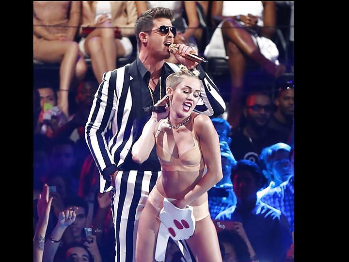 25P Miley Cyrus Stripper Posing at VMA 2013 Gallery 1