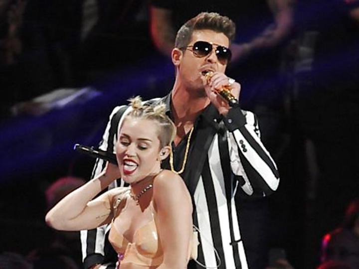 25P Miley Cyrus Stripper Posing at VMA 2013 Gallery 1
