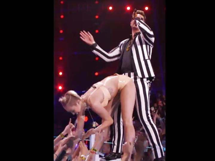 25P Miley Cyrus Stripper Posing at VMA 2013 Gallery 1