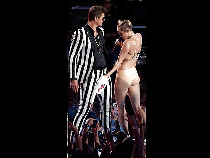 25P Miley Cyrus Stripper Posing at VMA 2013 Gallery 1