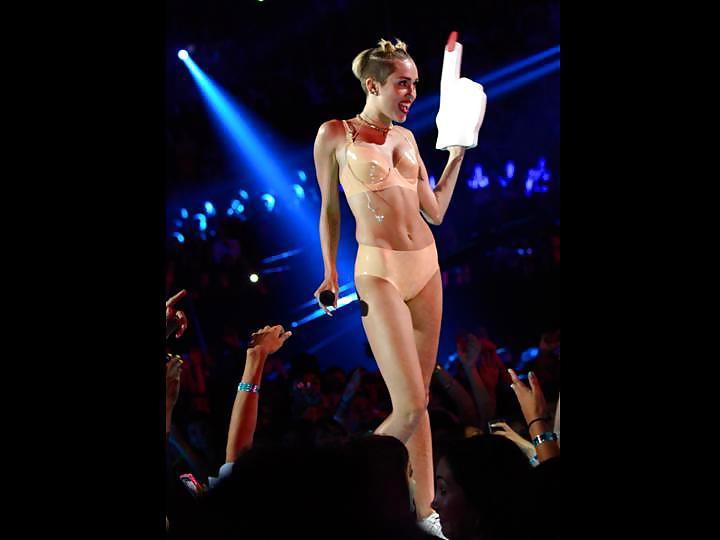 25P Miley Cyrus Stripper Posing at VMA 2013 Gallery 1