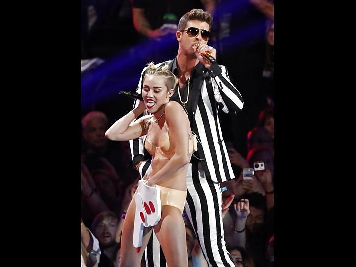 25P Miley Cyrus Stripper Posing at VMA 2013 Gallery 1