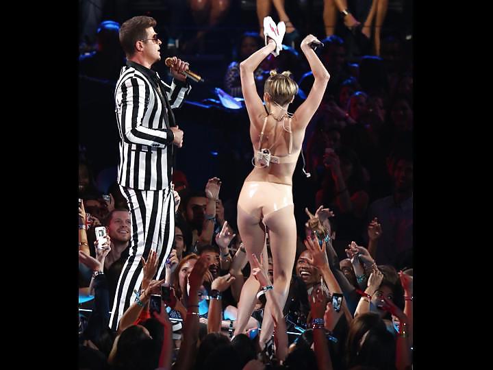 25P Miley Cyrus Stripper Posing at VMA 2013 Gallery 1