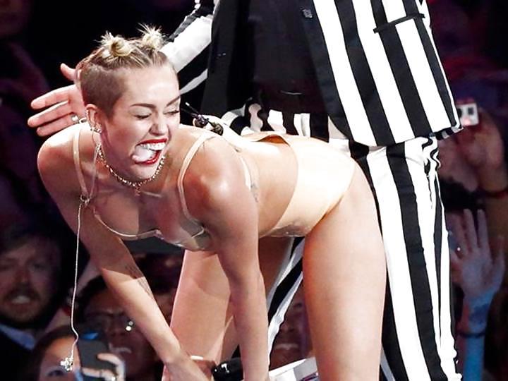25P Miley Cyrus Stripper Posing at VMA 2013 Gallery 1